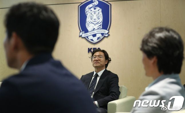 影片讲述一个甜蜜四口之家的地下室里，住进一位秘密访客，原本和谐完美的家庭不再平静，一件又一件的怪事随之而来